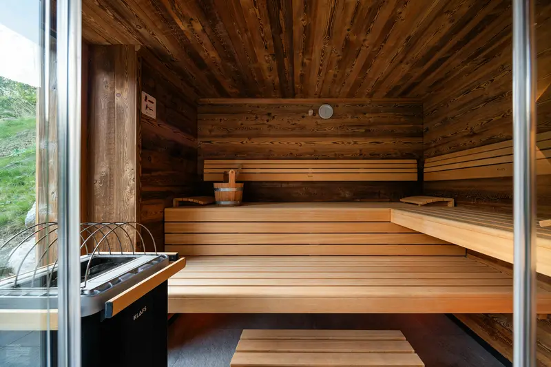 Verglaste Panorama-Sauna mit Bänken und Ofen